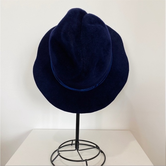 Gigi Burris Millinery Beautiful shape velvet hat in Navy blue